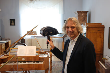 Dr. Thomas Synofzik mit Stereoskop in Schumanns Geburtszimmer