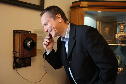 Prof. Dr. Sven Hellbach beim Telefonat mit Clara Schumann
