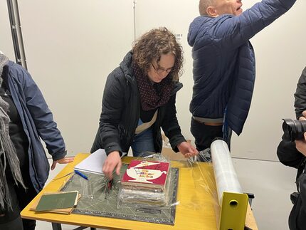 Verpacken von Büchern.